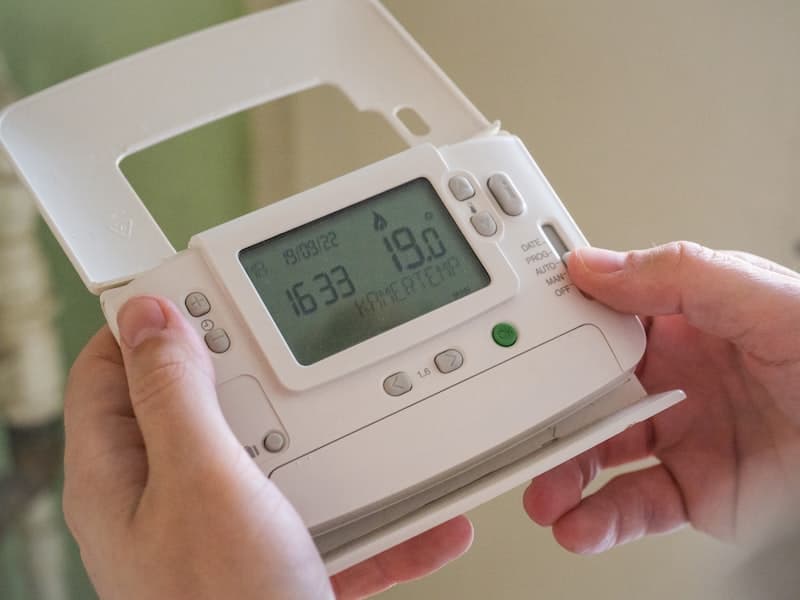 Thermostat programmable d’un logement, réglé sur 19 °C