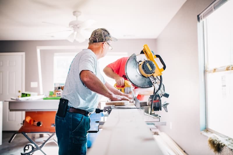 Travaux de découpe dans un logement en rénovation